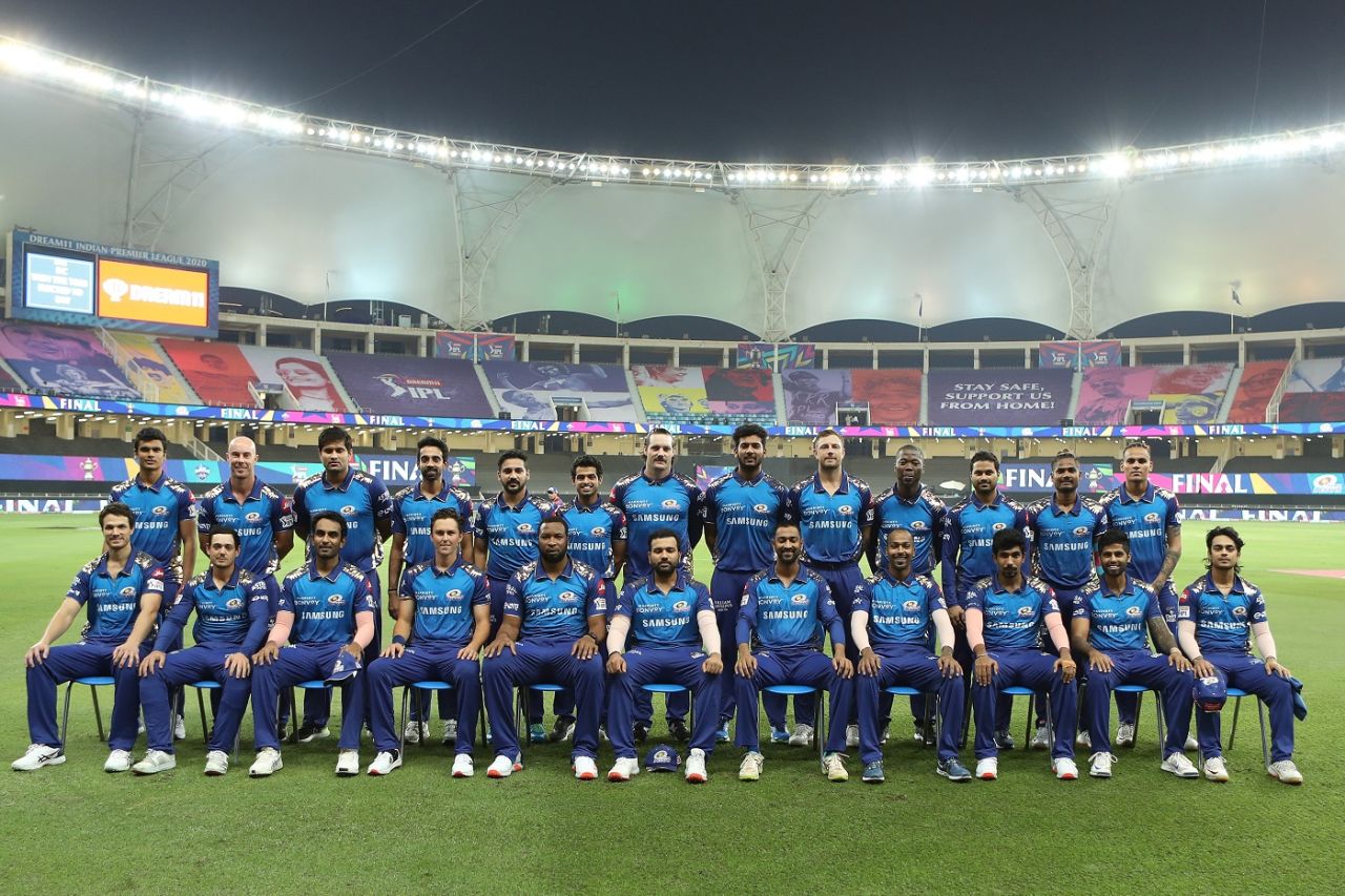 The Mumbai Indians pose for a commemorative photograph, Mumbai Indians vs Delhi Capitals, IPL 2020 final, Dubai, November 10, 2020