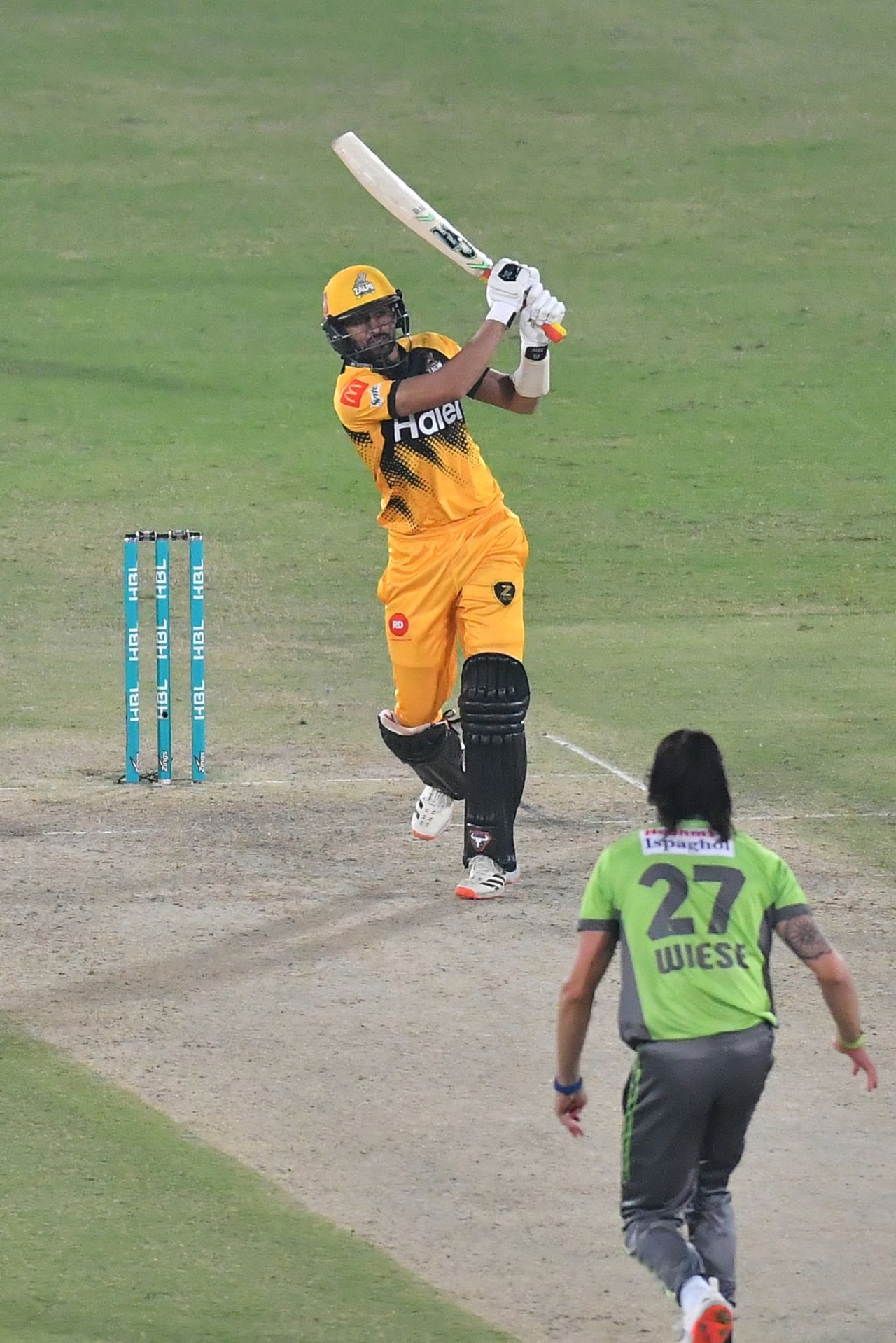 Shoaib Malik attempts a big hit, PSL 2020, Lahore Qalandars vs Peshawar Zalmi, Karachi, November 14, 2020