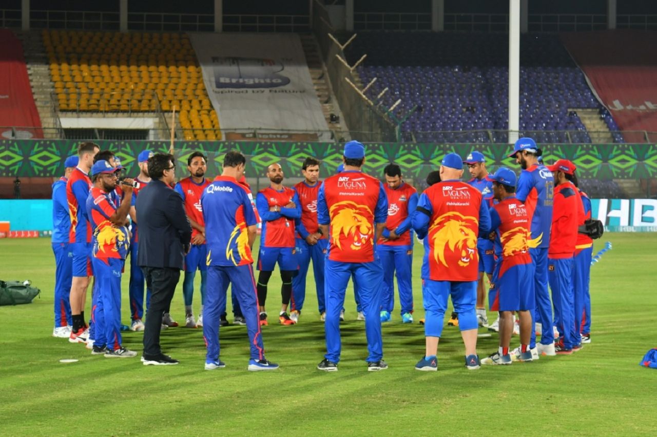 Karachi Kings' players and staff huddle up, Karachi Kings vs Lahore Qalandars, Karachi, PSL 2020, November 17, 2020