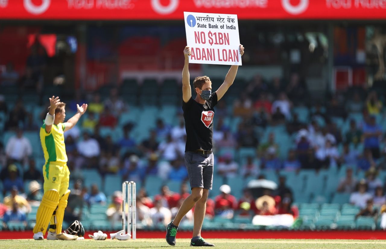 "Where's the security?" - David Warner seems to be asking after a pitch invasion by a protester, Sydney, Australia vs India, 1st ODI, November 27, 2020