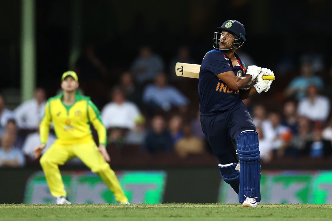 Mayank Agarwal top-edges a pull, Australia vs India, 1st ODI, Sydney, November 27, 2020