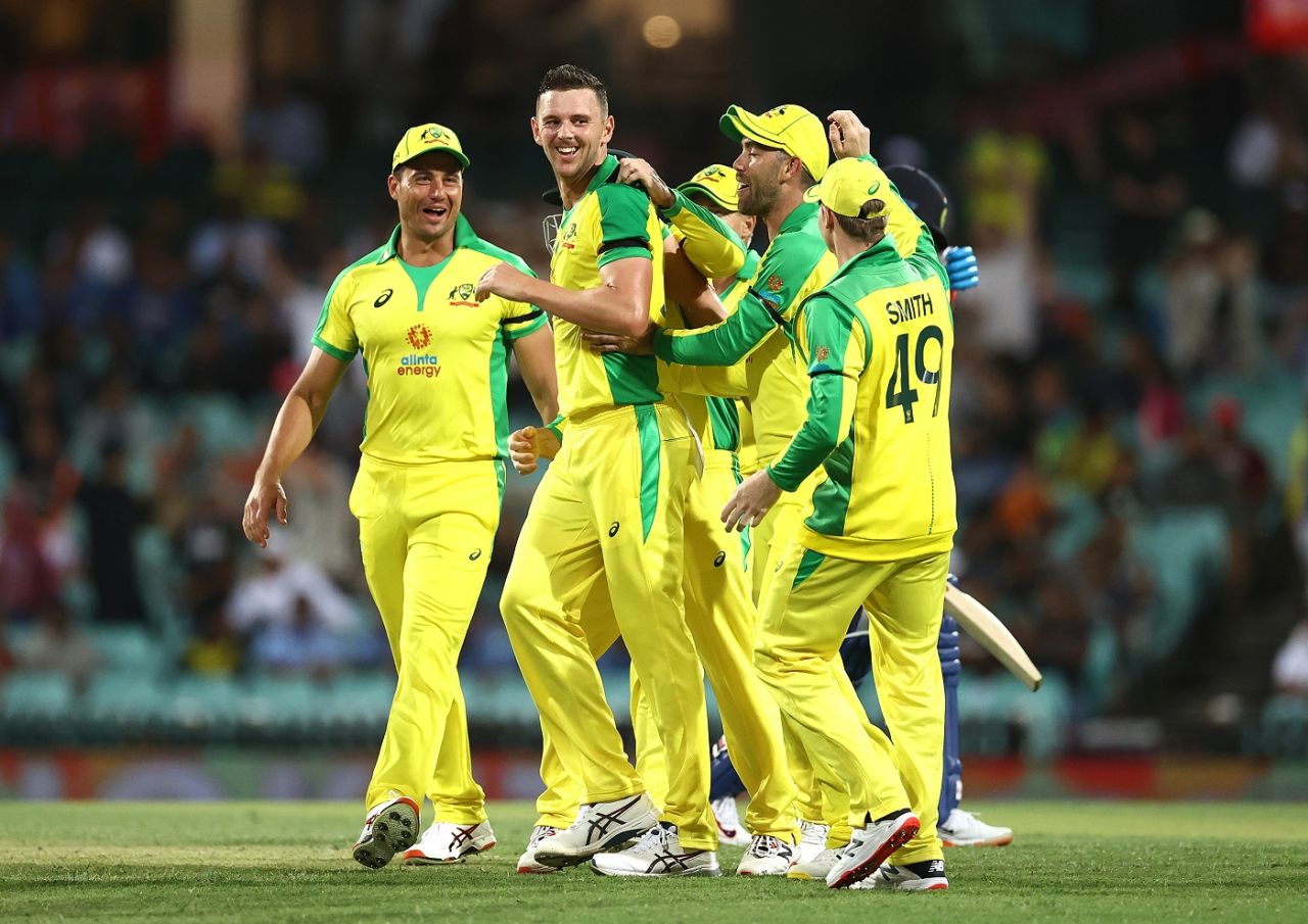 The Australian team gather around Josh Hazlewood after his key strikes, Sydney, Australia vs India, 1st ODI, November 27, 2020