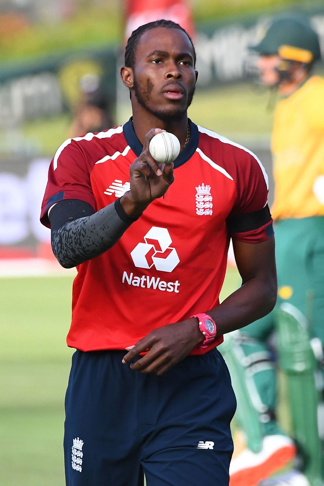 Jofra Archer prepares to take the new ball for England, South Africa v England, 1st T20I, Cape Town, November 27, 2020