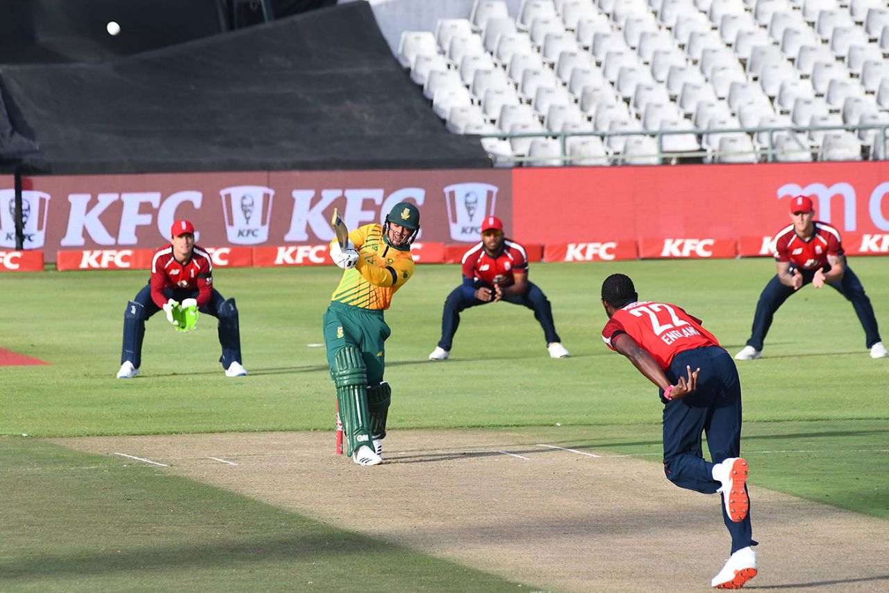 Quinton de Kock pulls through the leg side, South Africa v England, 1st T20I, Cape Town, November 27, 2020