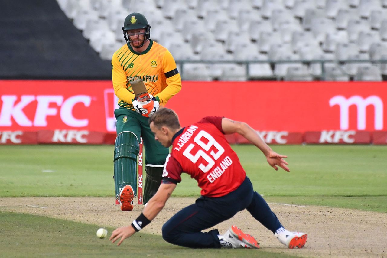 Tom Curran stoops in his followthrough as Heinrich Klaasen drives back down the ground, South Africa v England, 1st T20I, Cape Town, November 27, 2020