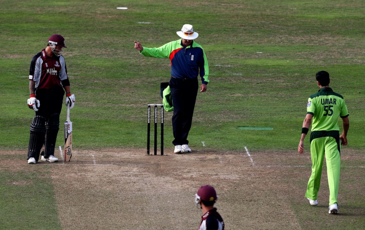 Richard Illingworth calls Umar Gul for a no ball, day one, Somerset vs Pakistan, tour match, The County Ground, Taunton, September 2, 2010