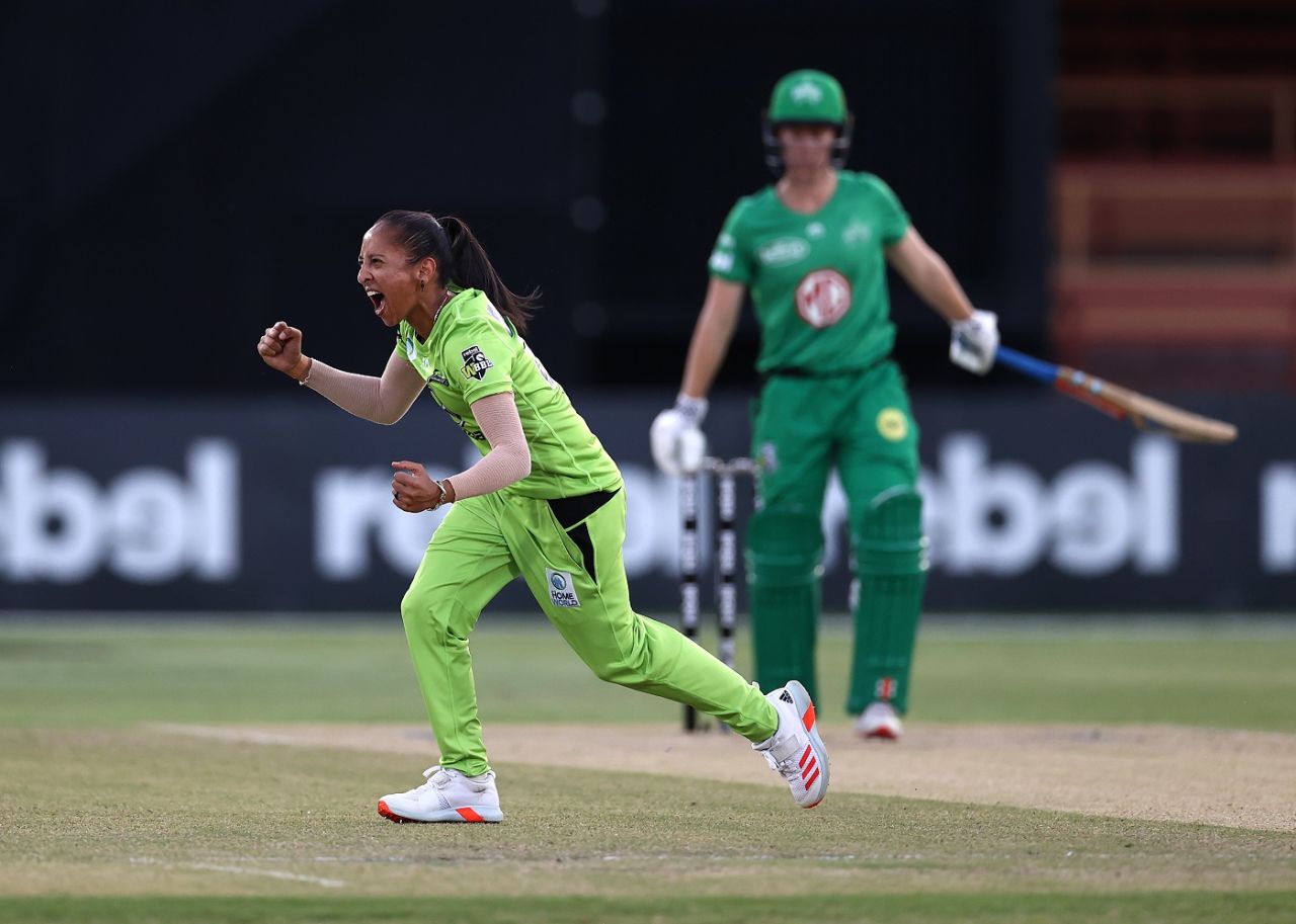 Shabnim Ismail celebrates after getting the wicket of Elyse Villani, Melbourne Stars vs Sydney Thunder, WBBL 2020-21 final, Sydney, November 28, 2020