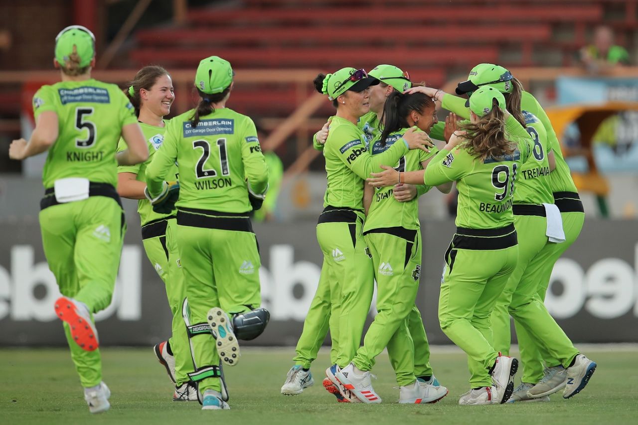Shabnim Ismail is congratulated by team-mates after dismissing Elyse Villani, Melbourne Stars vs Sydney Thunder, WBBL 2020-21 final, Sydney, November 28, 2020