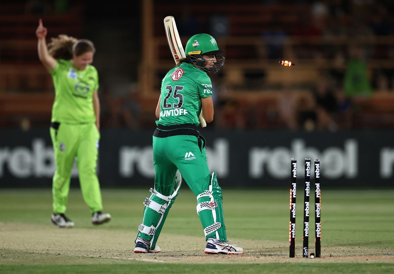 Tess Flintoff is bowled by Hannah Darlington, Melbourne Stars vs Sydney Thunder, WBBL 2020-21 final, Sydney, November 28, 2020