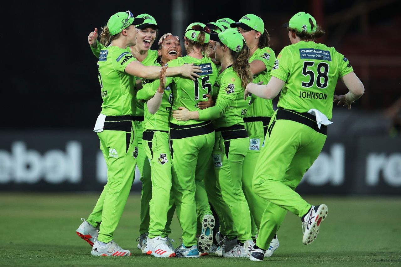 Shabnim Ismail is mobbed by team-mates after getting Meg Lanning Melbourne Stars vs Sydney Thunder, WBBL 2020-21 final, Sydney, November 28, 2020