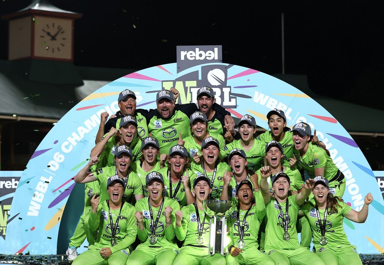 The Sydney Thunder players and support staff pose with the trophy, Melbourne Stars vs Sydney Thunder, WBBL 2020 final, Sydney, November 28, 2020
