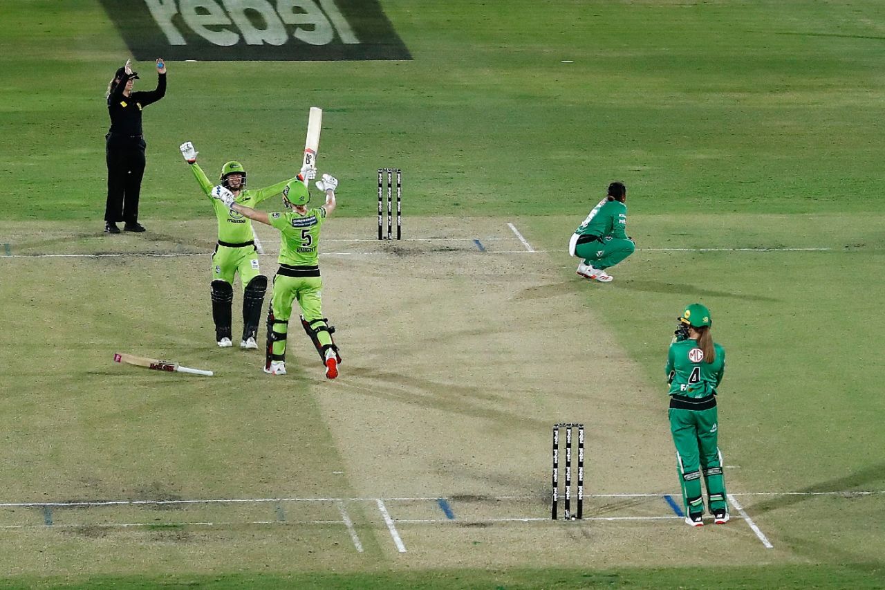 Heather Knight and Rachael Haynes celebrate the winning moment, Melbourne Stars vs Sydney Thunder, WBBL 2020 final, Sydney, November 28, 2020