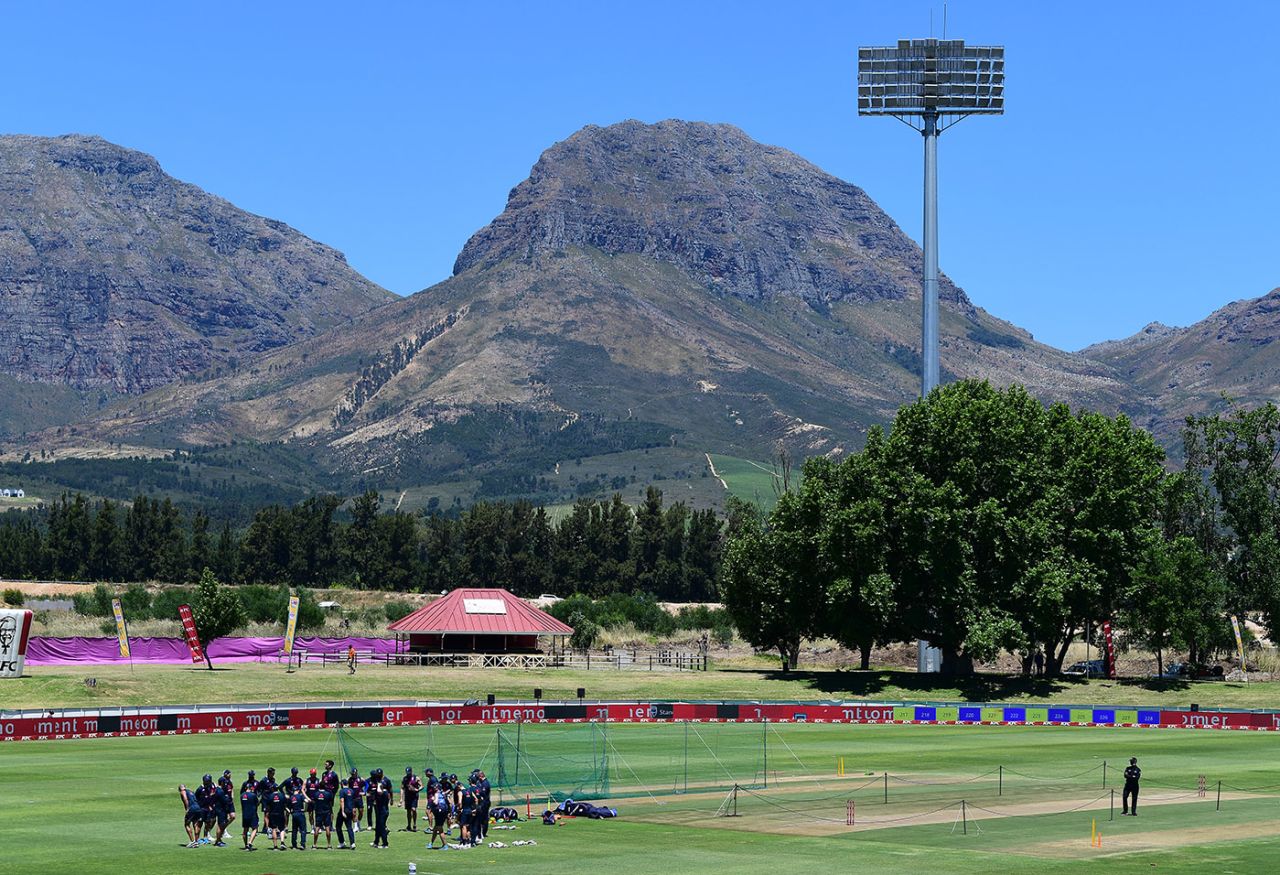 England hold a team meeting head of their warm-up, South Africa vs England, 2nd T20I, Paarl, November 29, 2020