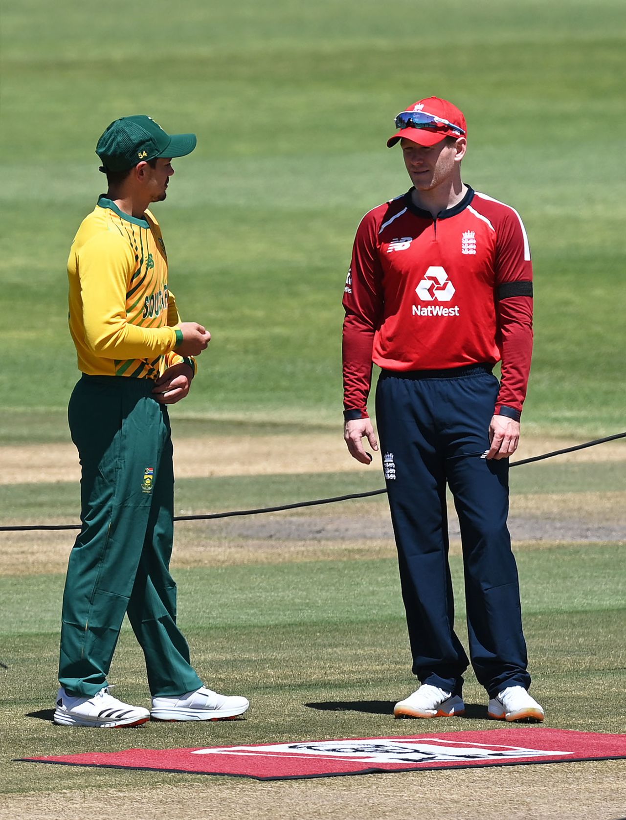 Eoin Morgan and Quinton de Kock at the toss, South Africa vs England, 2nd T20I, Paarl, November 29, 2020