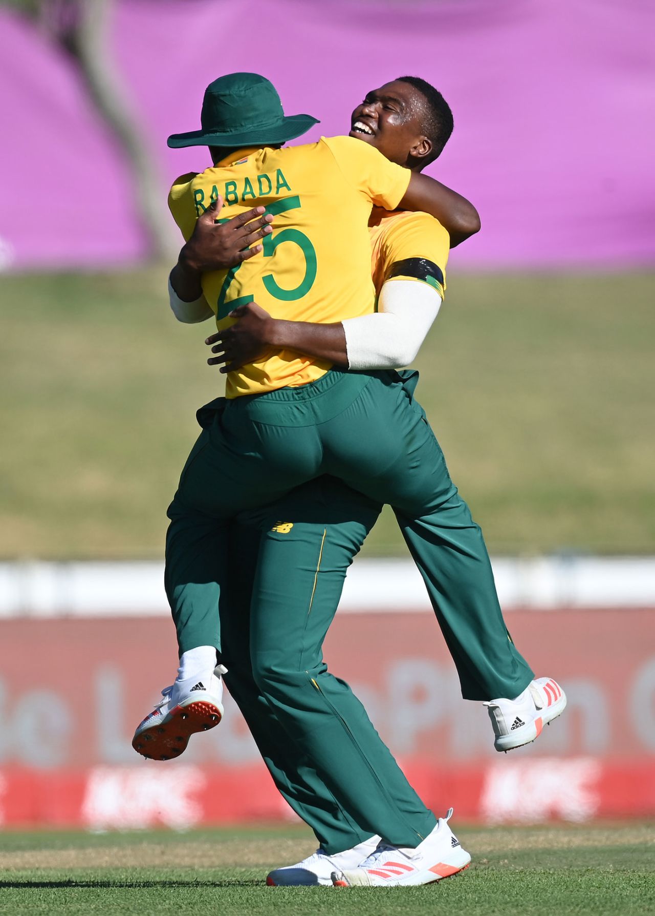 Kagiso Rabada and Lungi Ngidi celebrate a breakthrough for South Africa, South Africa vs England, 2nd T20I, Paarl, November 29, 2020