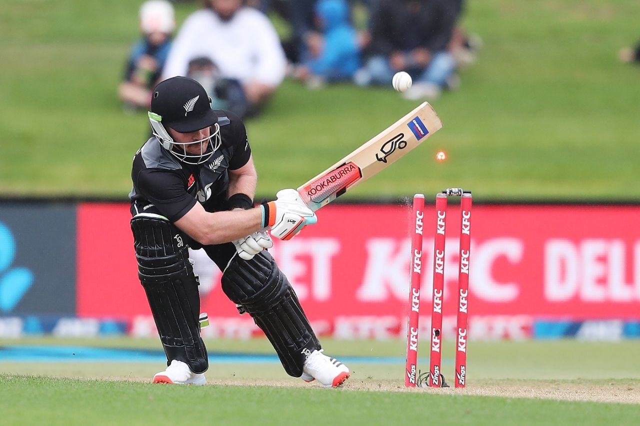 Tim Seifert gets bowled while attempting to scoop, New Zealand vs West Indies, 2nd T20I, Mount Maunganui, November 29, 2020