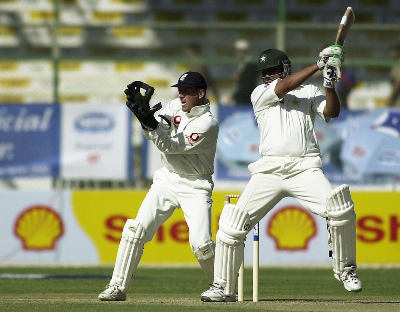 Inzamam-ul-Haq cuts, Pakistan v England, 3rd Test, 1st day, Karachi, December 7, 2000