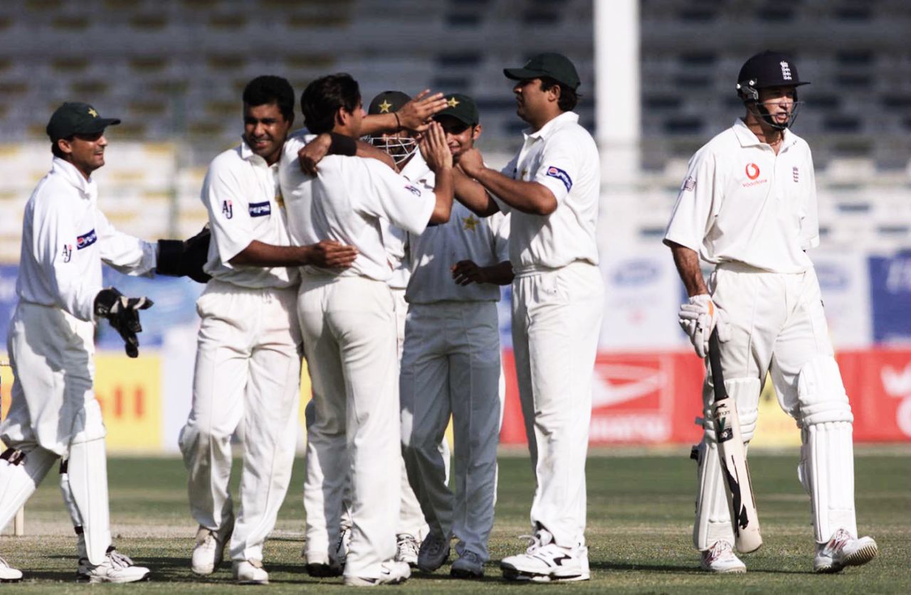 Pakistan celebrate Waqar Younis' dismissal of Graeme Hick, Pakistan v England, 3rd Test, 4th day, Karachi, December 10, 2000