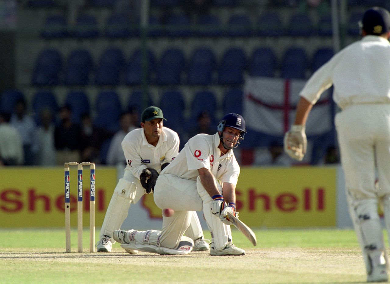 Graham Thorpe sweeps, Pakistan v England, 3rd Test, 5th day, Karachi, December 11, 2000