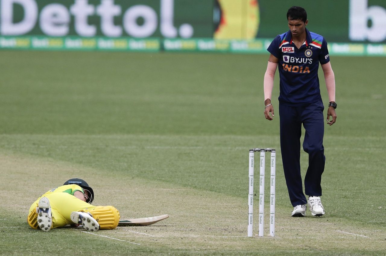 Navdeep Saini looks on as David Warner lies on the pitch, Sydney, Australia vs India, 2nd ODI, November 29, 2020