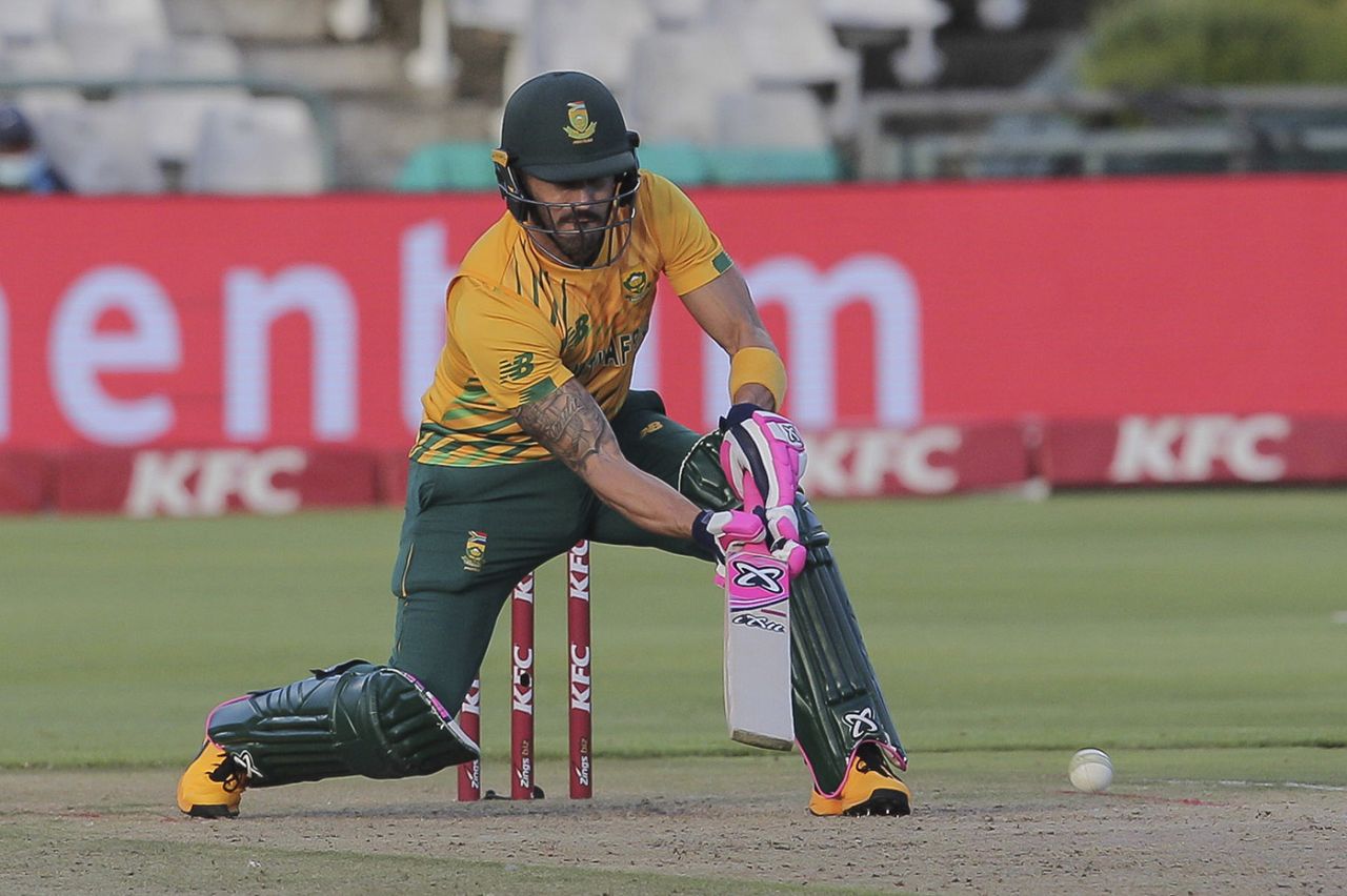 Faf du Plessis gets low to play a lap, South Africa vs England, 3rd T20I, Cape Town, December 1 2020
