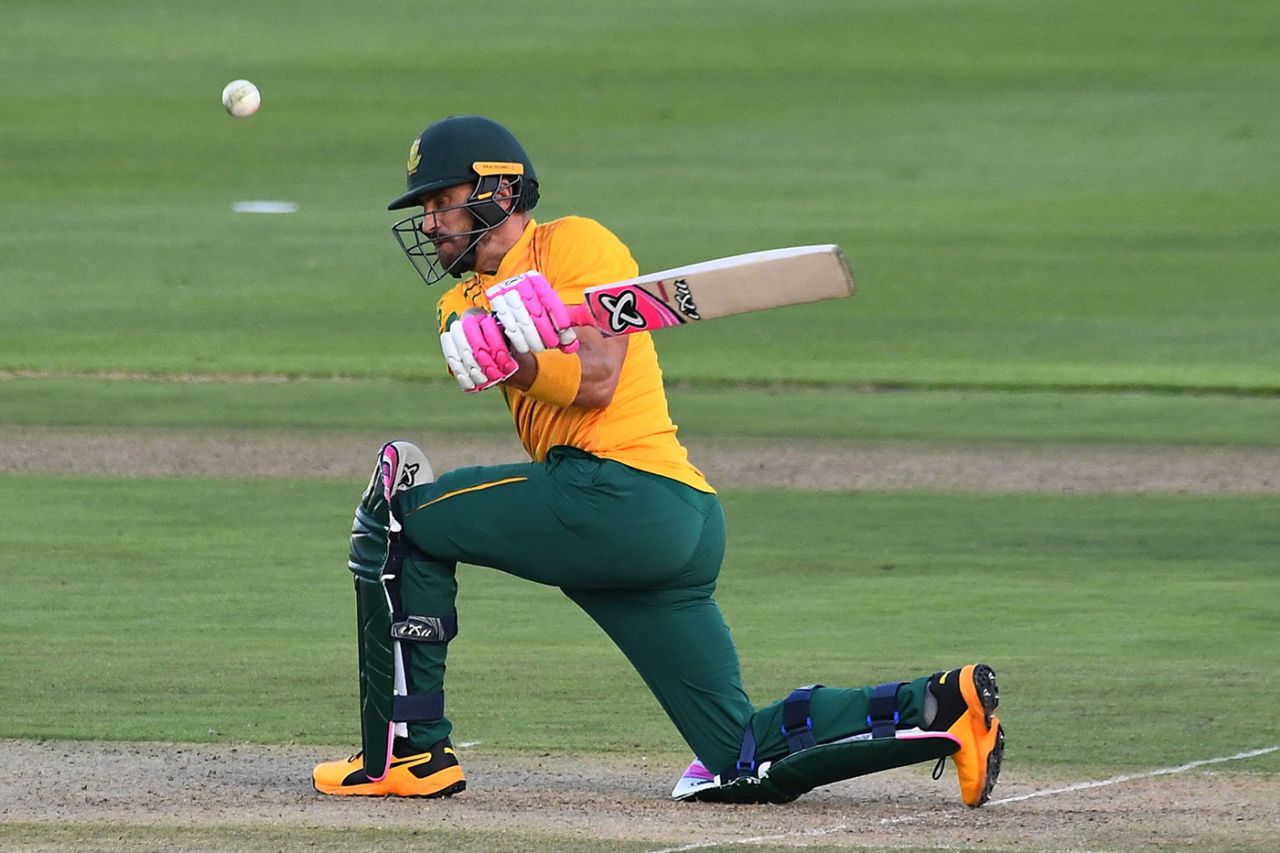 Faf du Plessis lines up a slog sweep, South Africa vs England, 3rd T20I, Cape Town, December 1 2020
