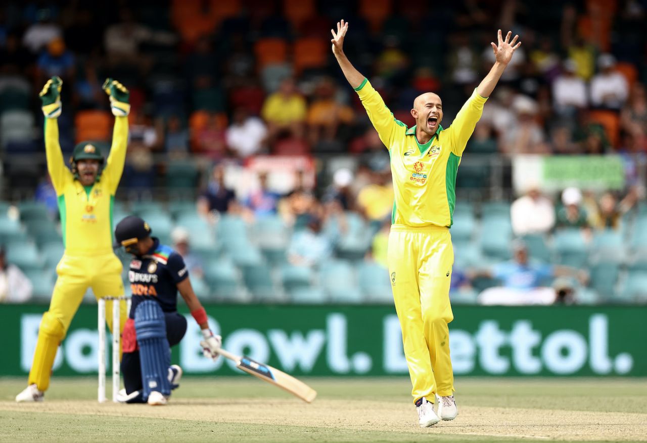 Ashton Agar successfully appeals for the wicket of Shubman Gill, Australia vs India, 3rd ODI, Canberra, December 2, 2020