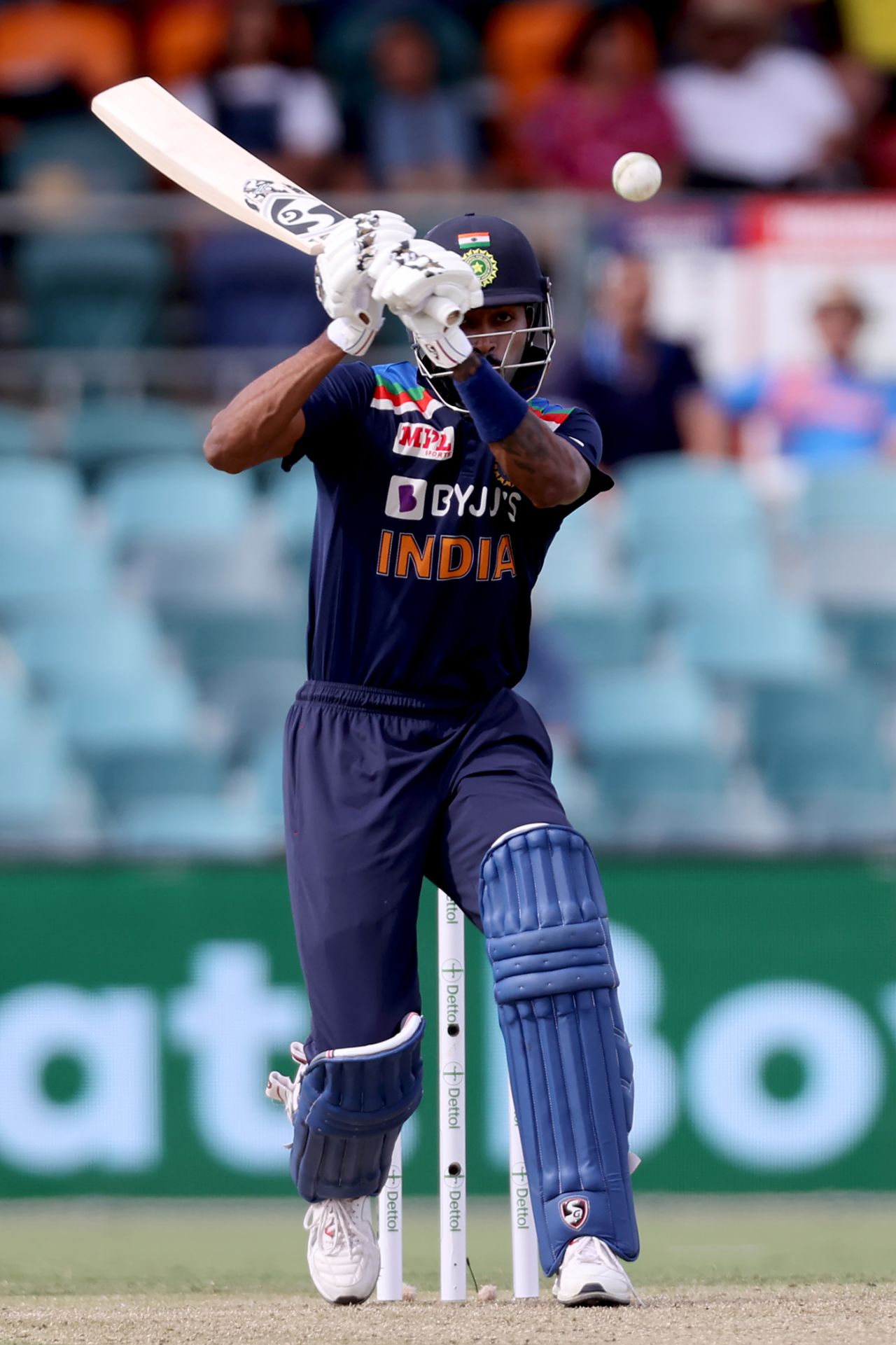 Hook or leave? Hardik Pandya weighs up a short ball, Australia vs India, 3rd ODI, Canberra, December 2, 2020