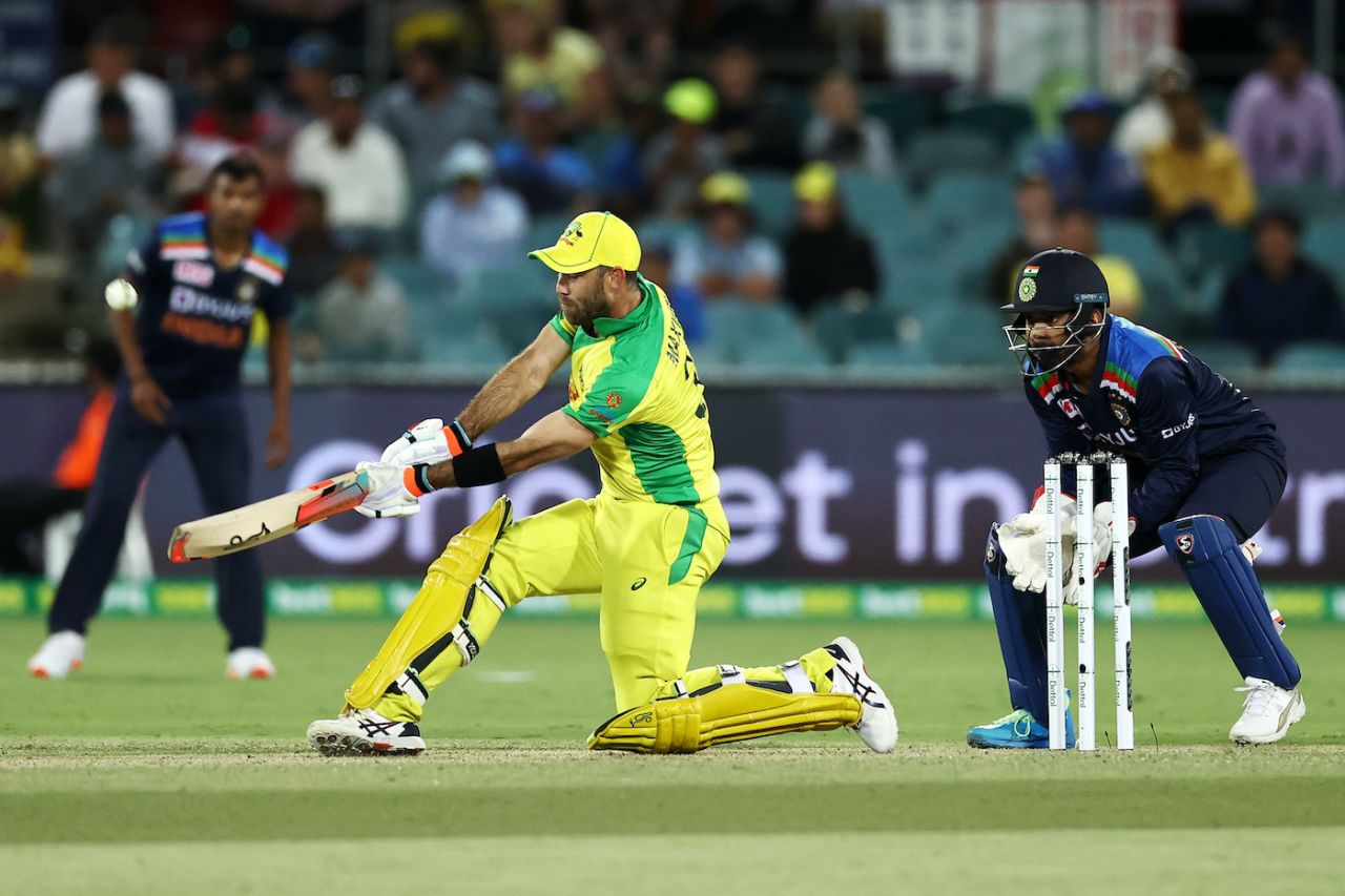 Glenn Maxwell switch-hits Kuldeep Yadav for six, Australia vs India, 3rd ODI, Canberra, December 2, 2020