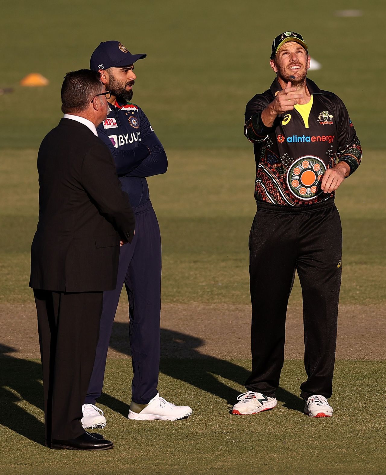 Aaron Finch flips the coin at the toss, Australia vs India, 1st T20I, Canberra, December 4, 2020