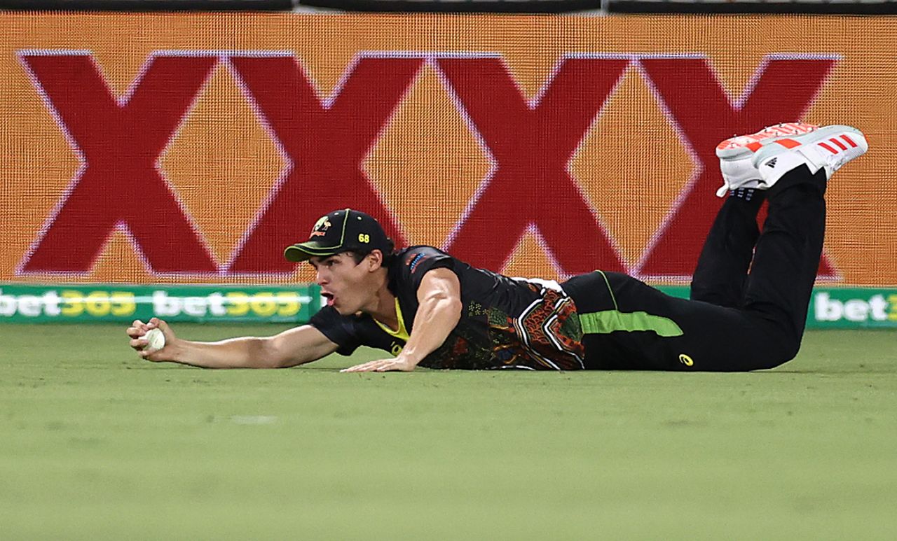 Sean Abbott dives in the outfield to catch KL Rahul, Australia vs India, 1st T20I, Canberra, December 4, 2020