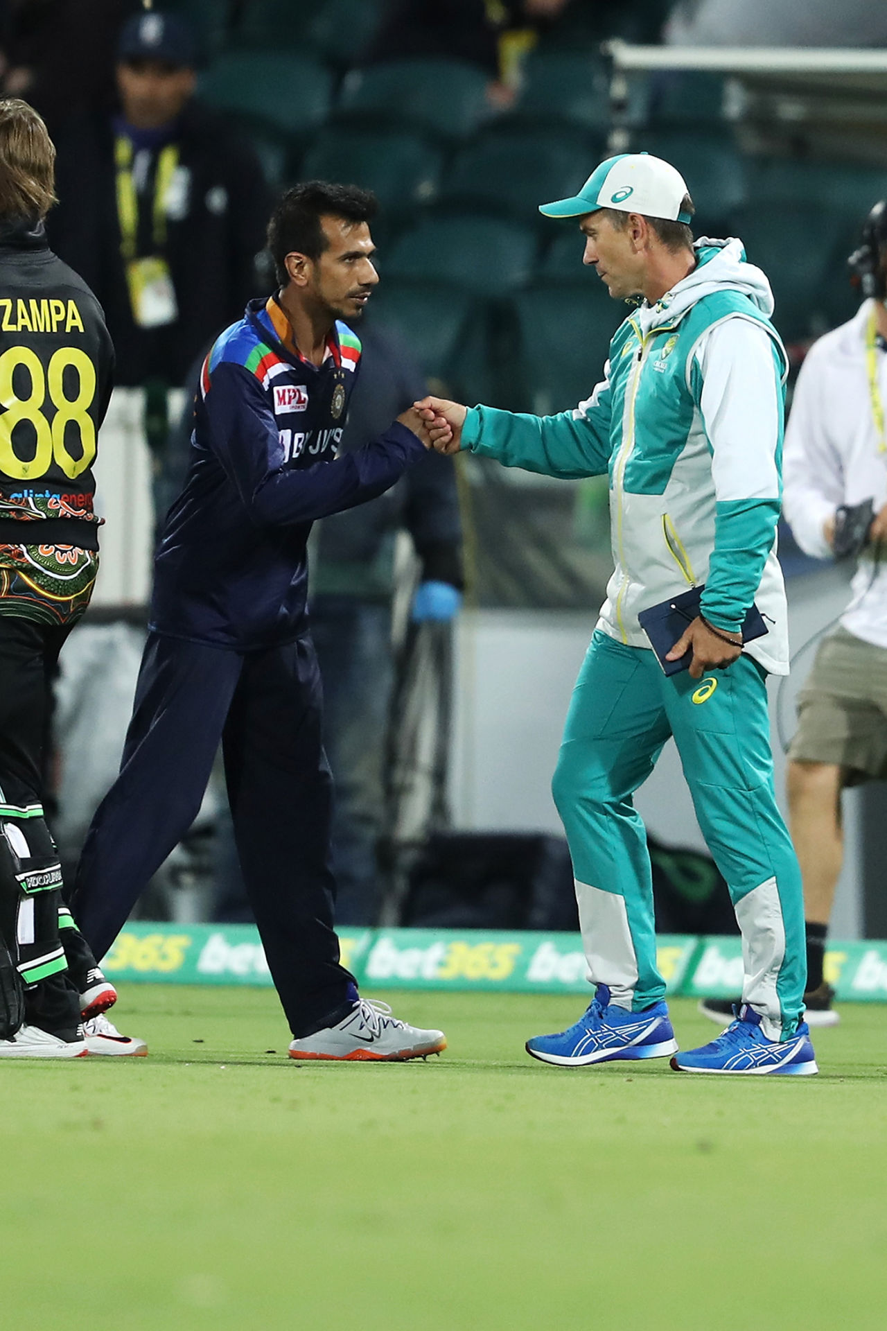Justin Langer congratulates Yuzvendra Chahal, the concussion sub who won Player of the Match, Australia vs India, 1st T20I, Canberra, December 4, 2020