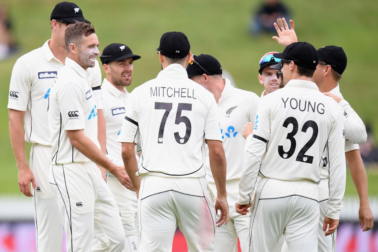 The New Zealand players gather around Tim Southee after his early strikes, New Zealand vs West Indies, 1st Test, Hamilton, 3rd day, December 5, 2020