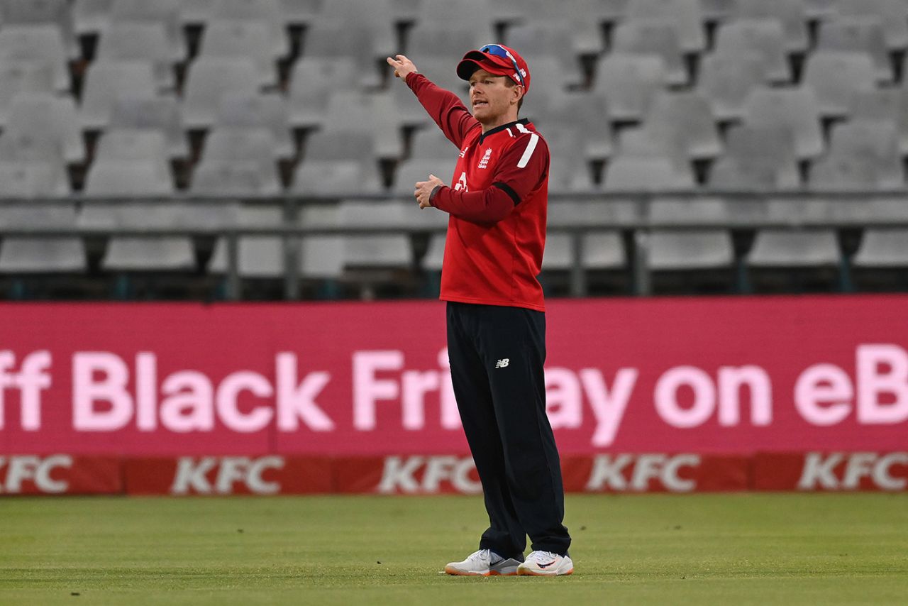 Eoin Morgan hatches a plan in the field, South Africa v England, 1st T20I, Cape Town, November 27, 2020