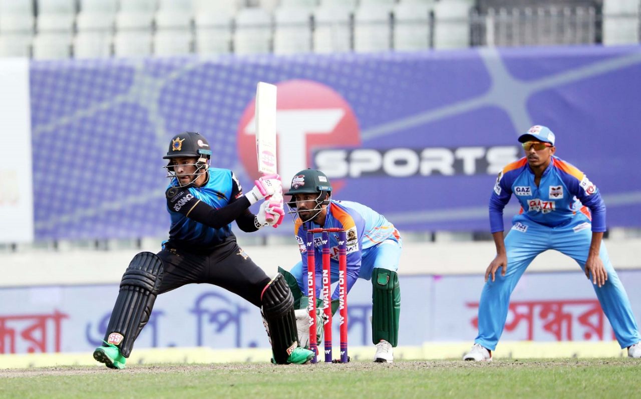 Mushfiqur Rahim prepares to reverse-sweep, Beximco Dhaka vs Gazi Group Chattogram, Bangabandhu T20 Cup, Dhaka, December 6, 2020