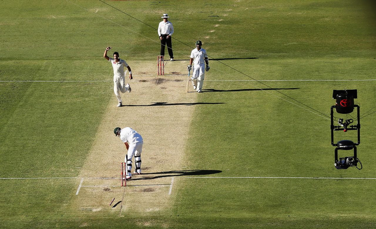 Morne Morkel is bowled by Mitchell Starc, Australia v South Africa, 3rd Test, Perth, 3rd day, December 2, 2012