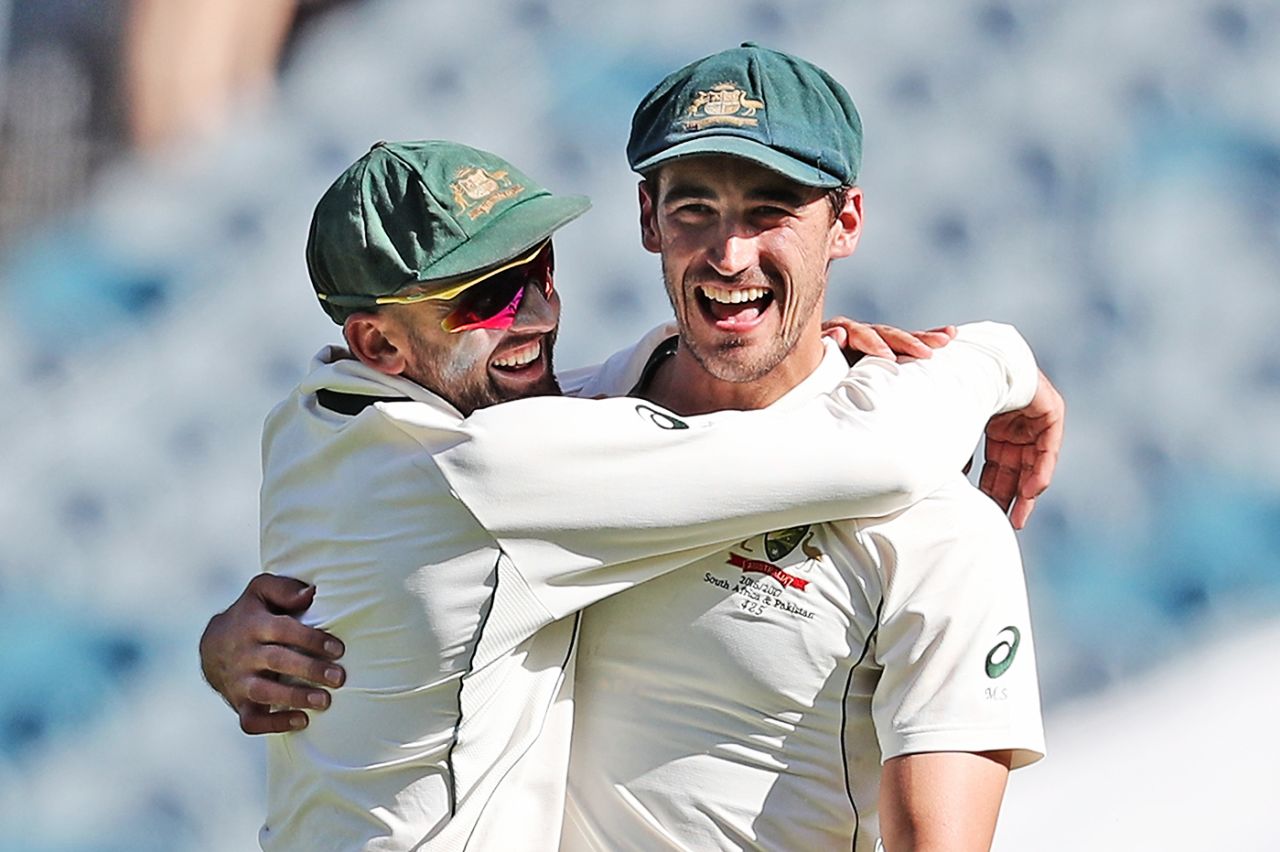 Nathan Lyon and Mitchell Starc hug, Australia v Pakistan, 2nd Test, 5th day, Melbourne, December 30, 2016
