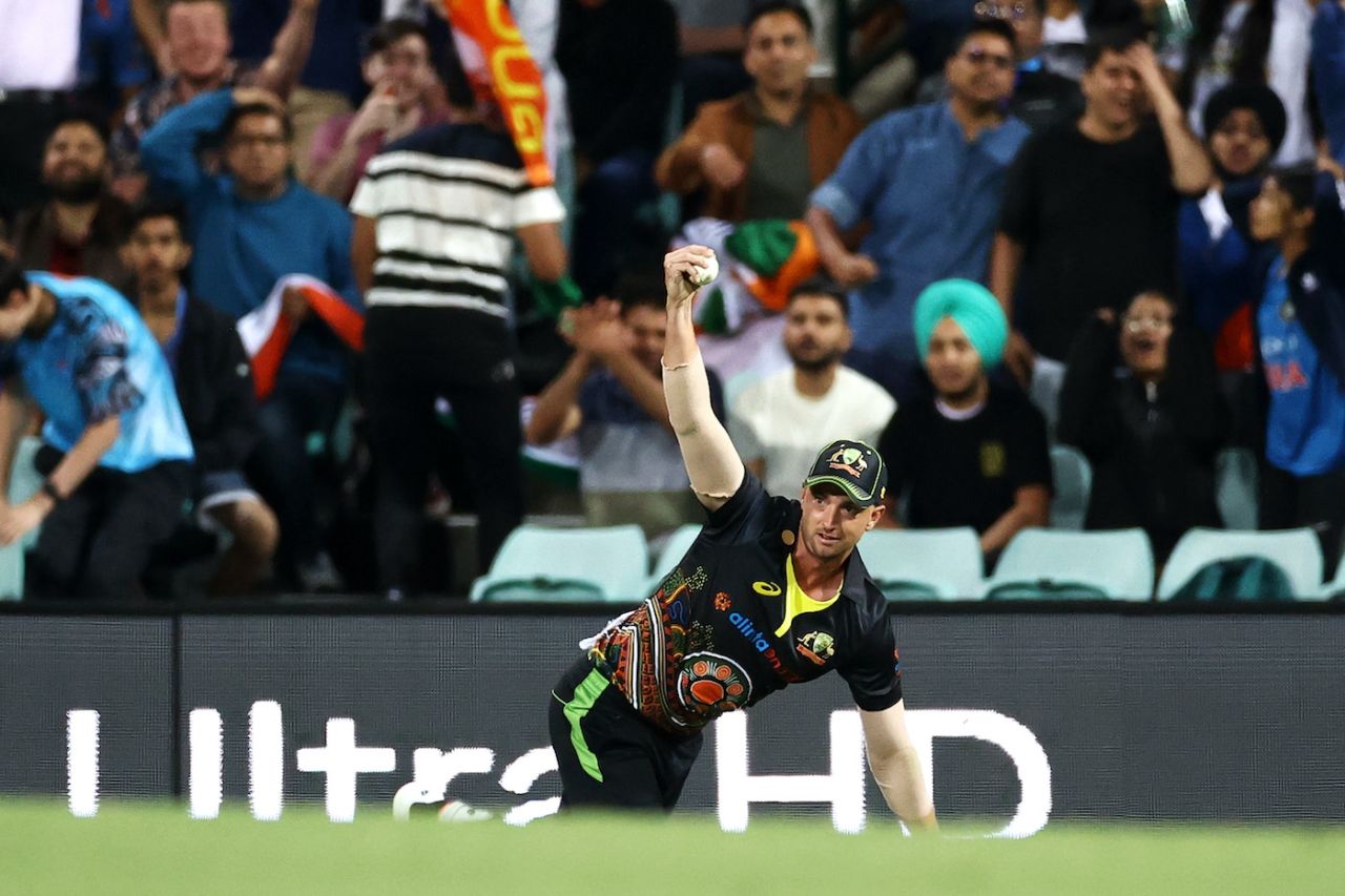 Daniel Sams took a spectacular juggling catch, Australia vs India, 3rd T20I, Sydney, December 8, 2020
