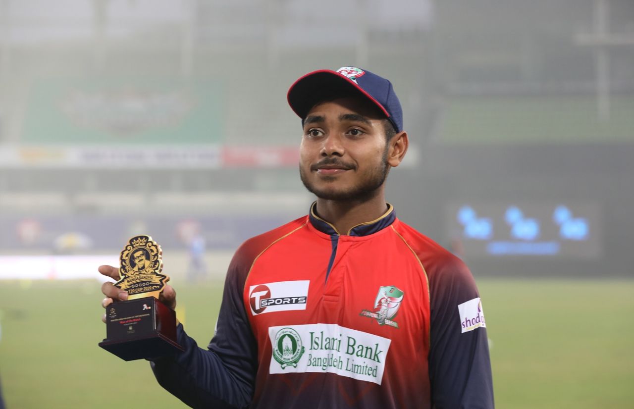 Parvez Hossain Emon poses with his Player of the Match award, Fortune Barishal vs Minister Rajshahi, Bangabandhu T20 Cup, Dhaka, December 8, 2020