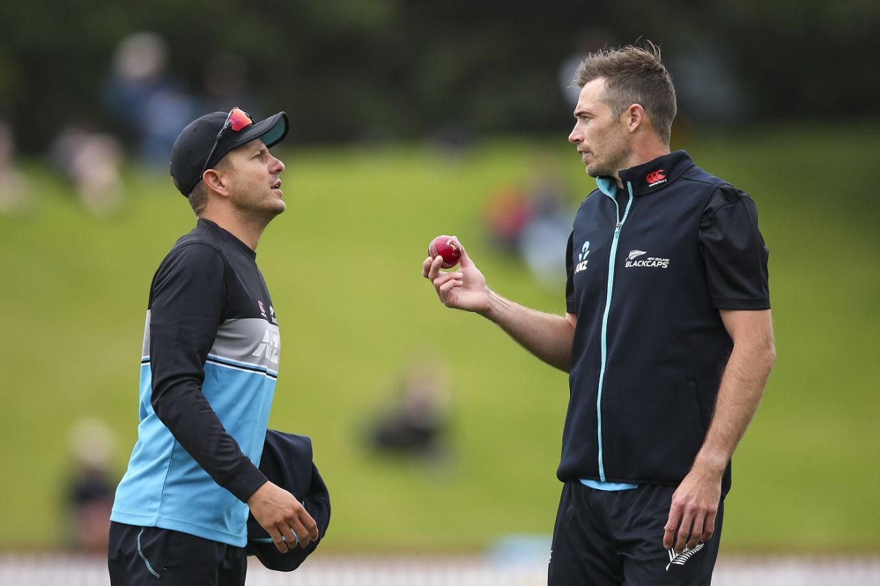 Neil Wagner and Tim Southee have a chat, New Zealand vs West Indies, 2nd Test, Wellington, 3rd day, December 13, 2020