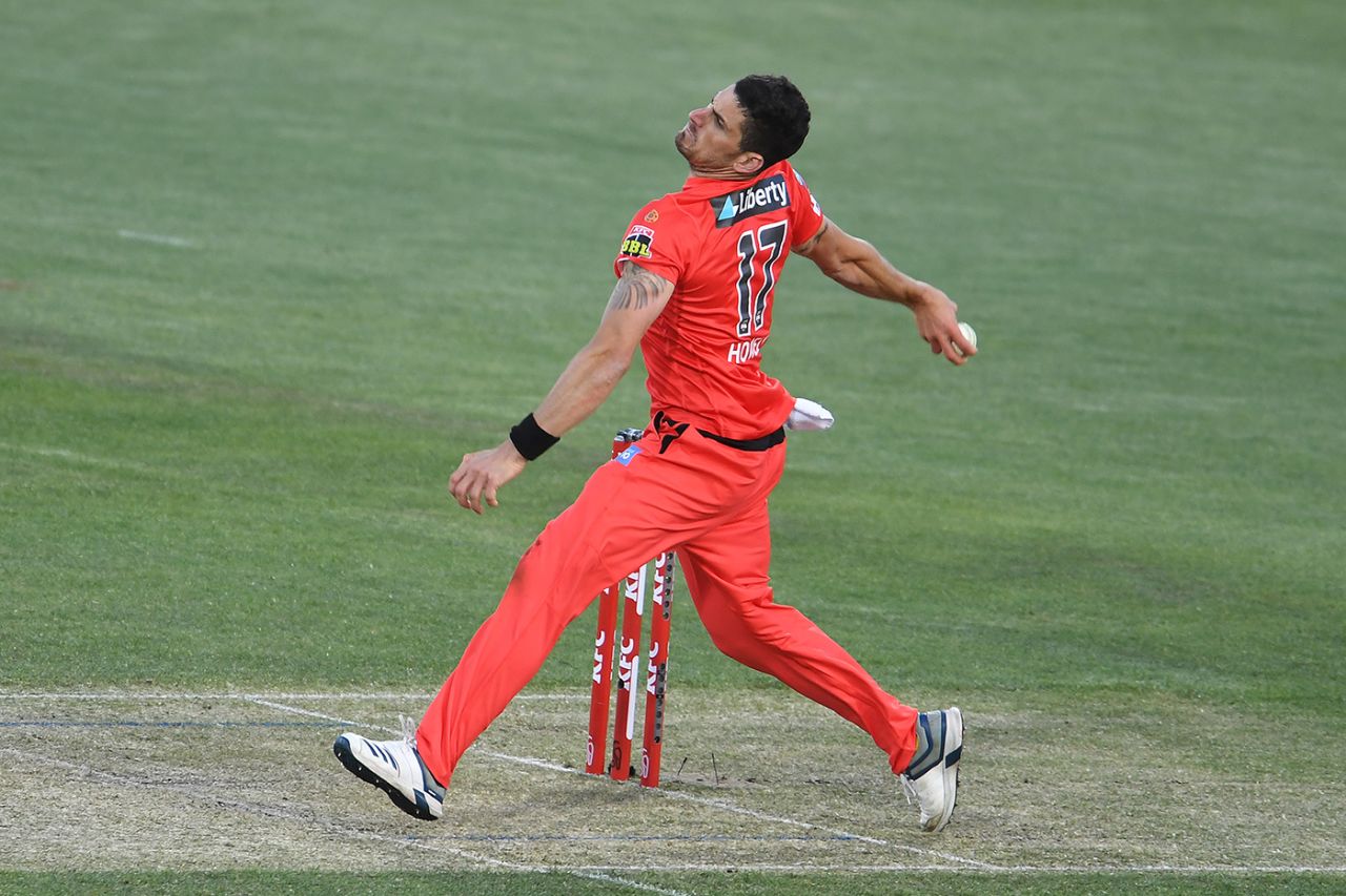 Benny Howell in his bowling action, Sydney Sixers vs Melbourne Renegades, BBL, Hobart, December 13, 2020