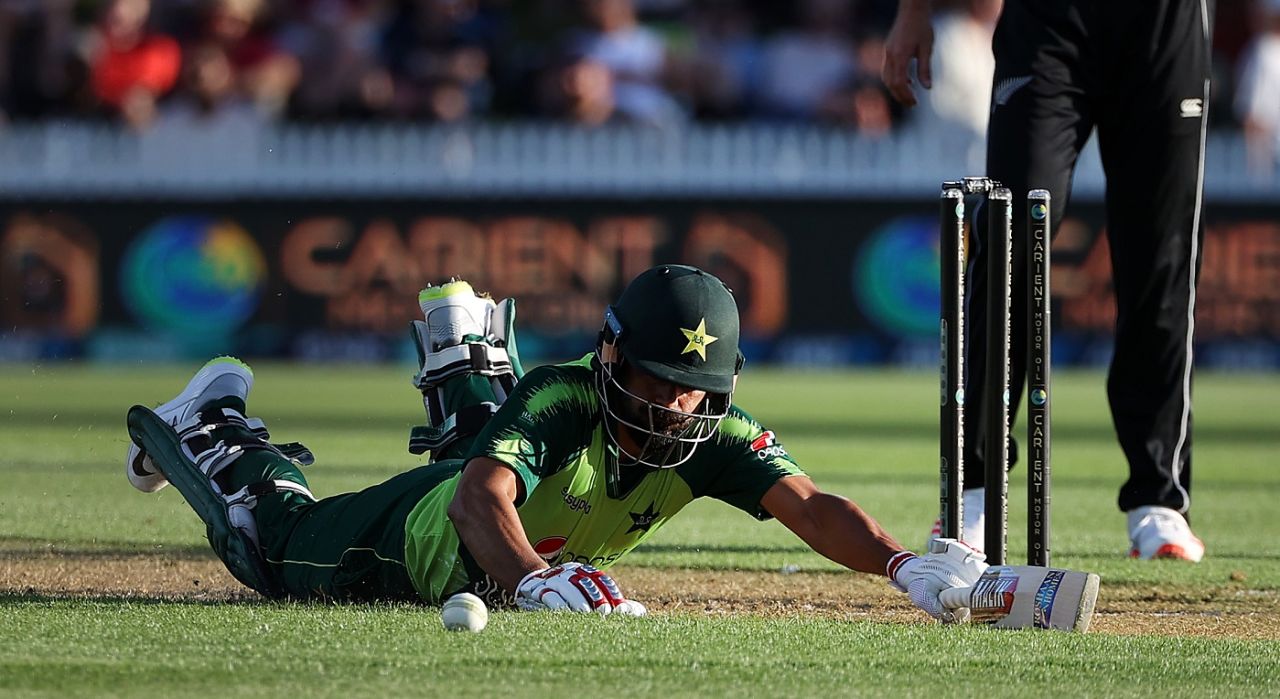 Mohammad Hafeez has to put in a dive to get to safety, New Zealand vs Pakistan, 2nd T20I, Hamilton, December 20, 2020