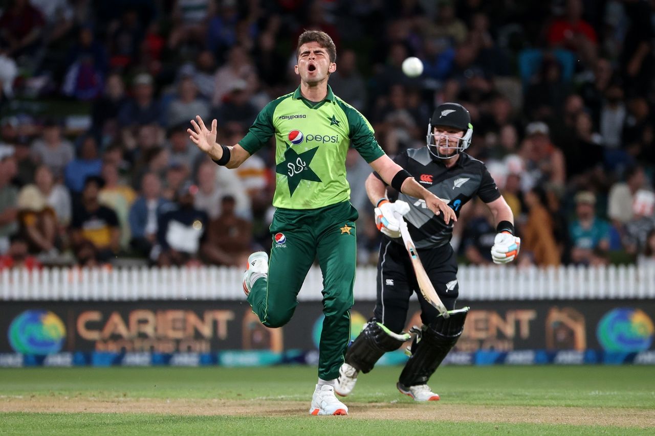 Shaheen reacts as Martin Guptill got New Zealand off to a fast start, New Zealand vs Pakistan, 2nd T20I, Hamilton, December 20 2020

