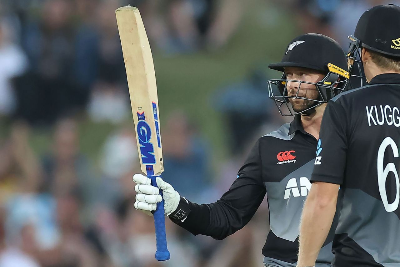 Devon Conway acknowledges the applause on getting to his fifty, New Zealand vs Pakistan, 3rd T20I, Napier, December 22, 2020
