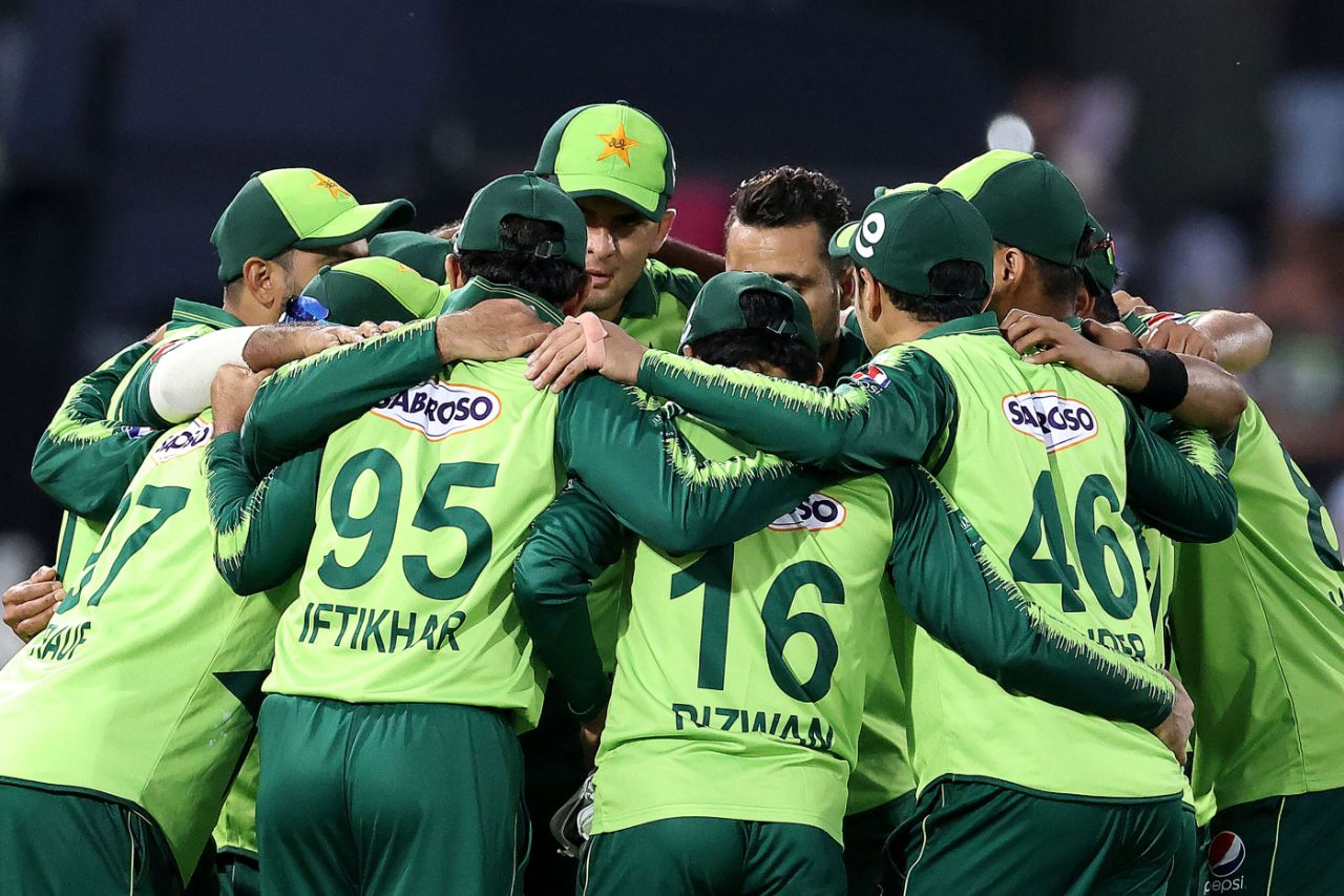 Pakistan get into a huddle, New Zealand vs Pakistan, 3rd T20I, Napier, December 22, 2020