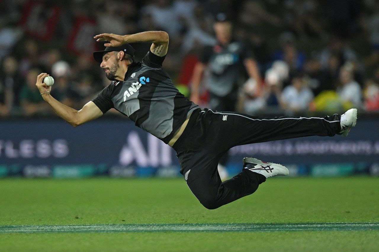 Substitute Daryl Mitchell pulled off a stunning catch to send back Haider Ali, New Zealand vs Pakistan, 3rd T20I, Napier, December 22, 2020