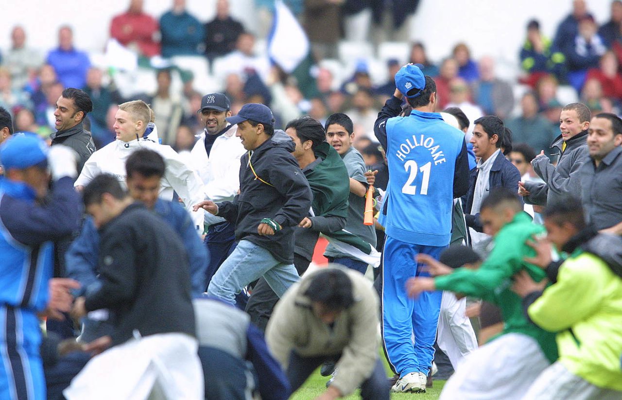 Ben Hollioake hurries off the field as the fans invade the pitch, Natwest Tri-Series, England vs Pakistan, Headingley, June 17, 2001 match between England and Pakistan at Headingley, Leed