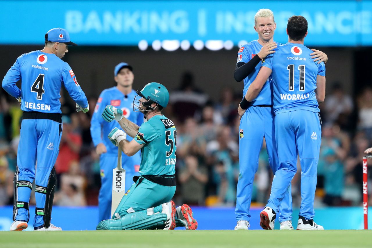 Adelaide Strikers celebrate after Jimmy Peirson's stunning knock nearly stole the game, Brisbane Heat vs Adelaide Strikers, BBL 2020, Brisbane, December 23, 2020