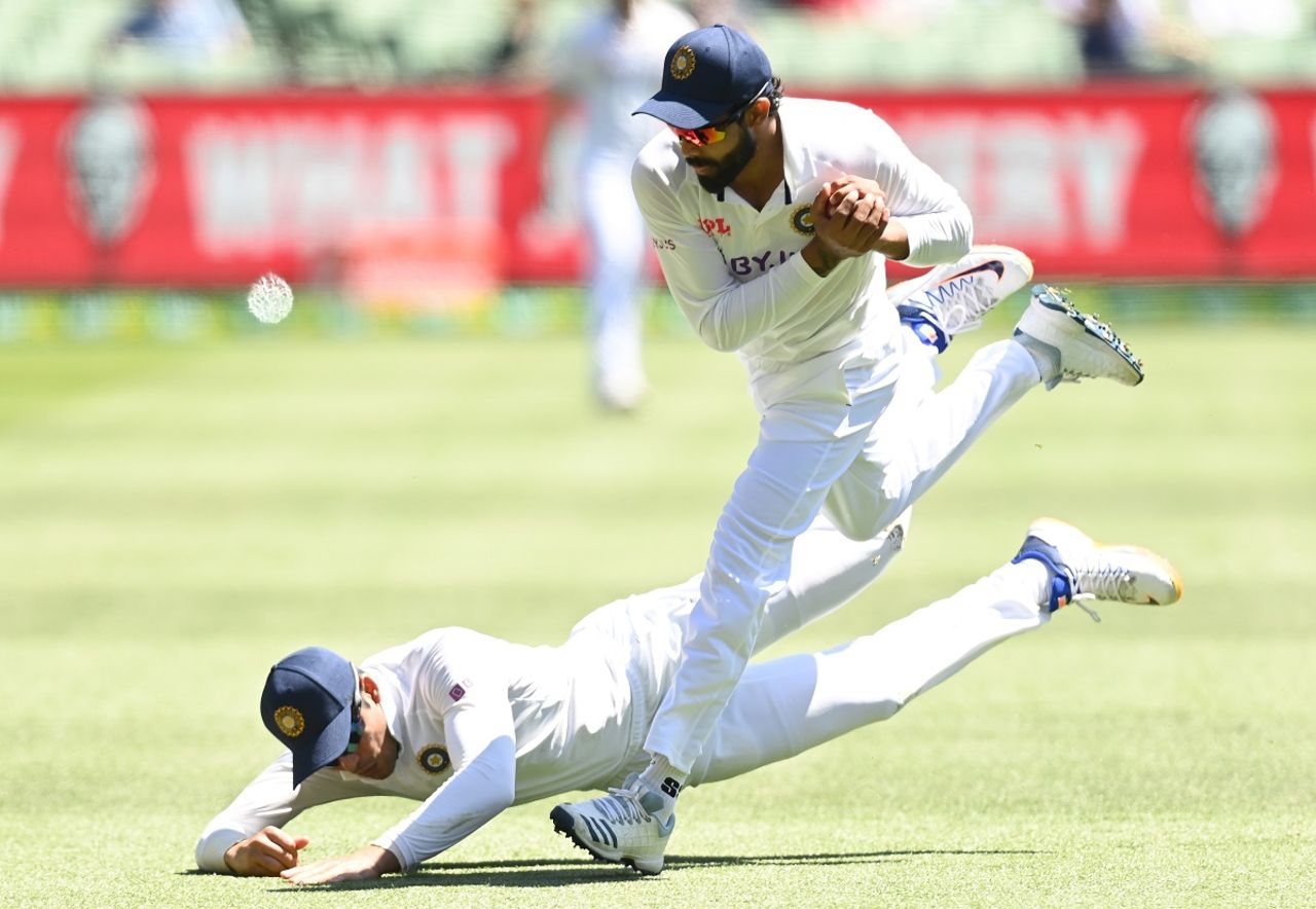 Ravindra Jadeja hangs on to a catch after nearly colliding with Shubman Gill, Australia v India, 2nd Test, Melbourne, Day 1, December 26, 2020