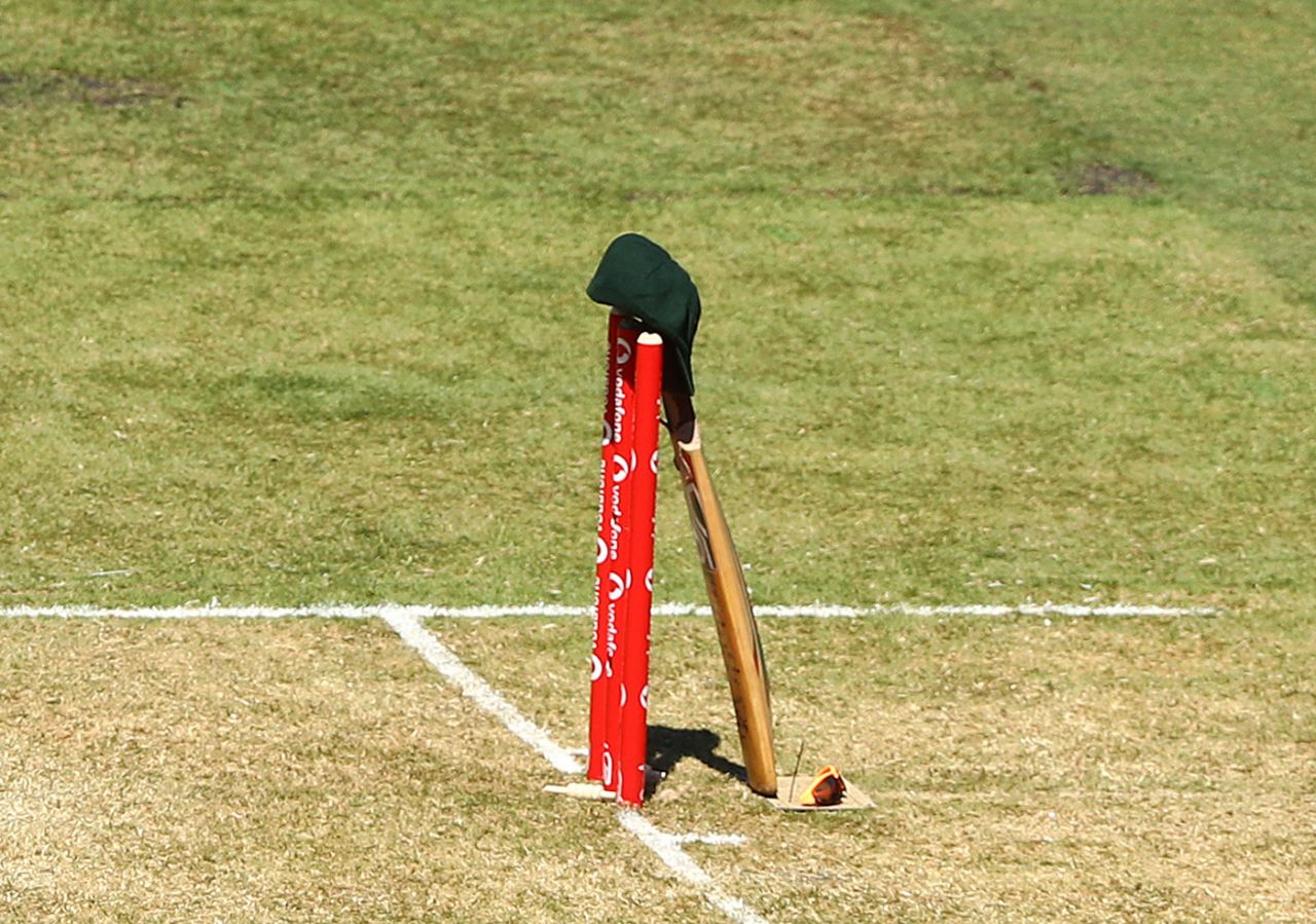 Dean Jones' cap, bat and sunglasses rest by the stumps, Australia vs India, 2nd Test, Melbourne, 1st day, December 26, 2020